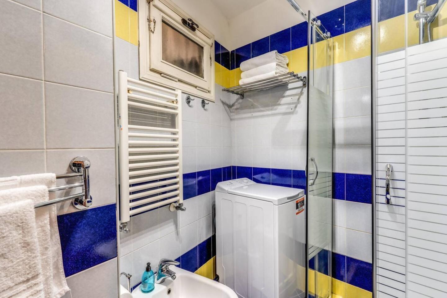 Splendid Flat On The Tiber River Рим Екстериор снимка