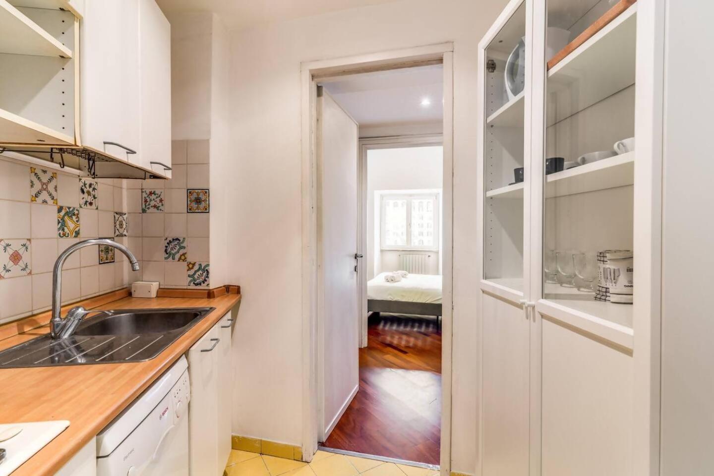Splendid Flat On The Tiber River Рим Екстериор снимка