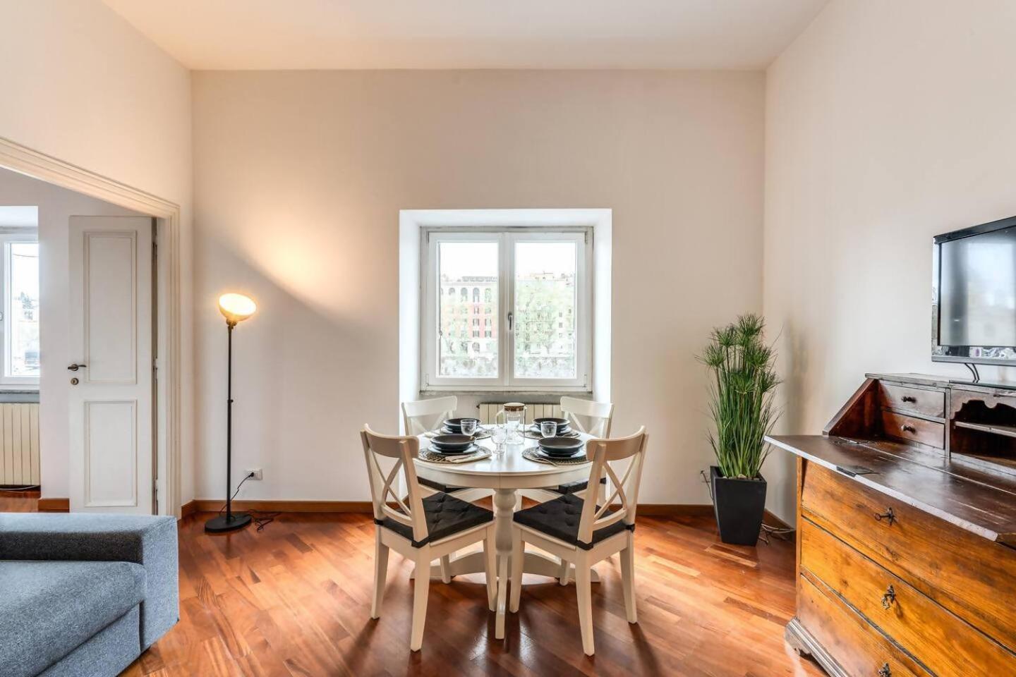 Splendid Flat On The Tiber River Рим Екстериор снимка