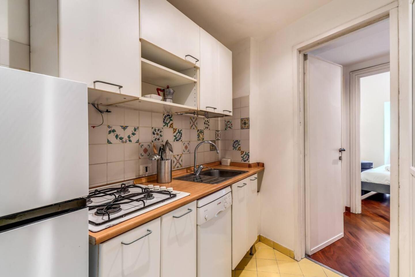 Splendid Flat On The Tiber River Рим Екстериор снимка