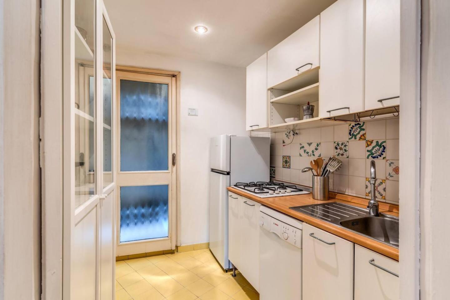 Splendid Flat On The Tiber River Рим Екстериор снимка