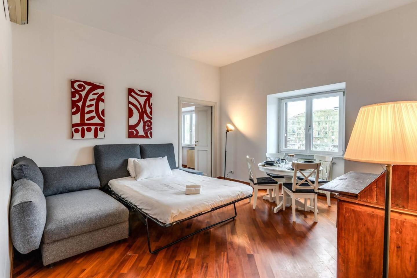 Splendid Flat On The Tiber River Рим Екстериор снимка