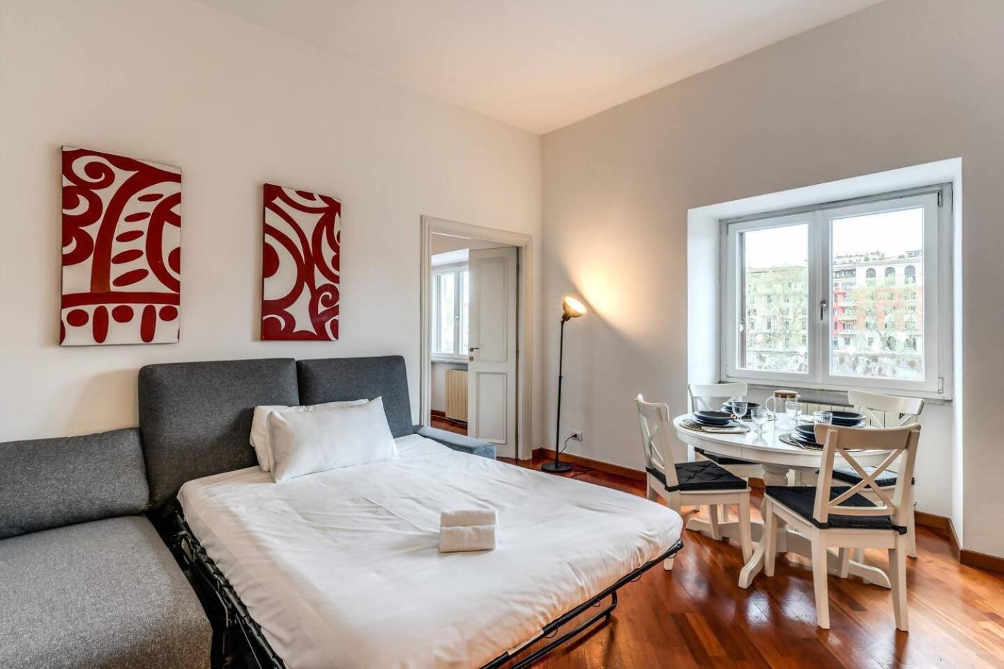 Splendid Flat On The Tiber River Рим Екстериор снимка