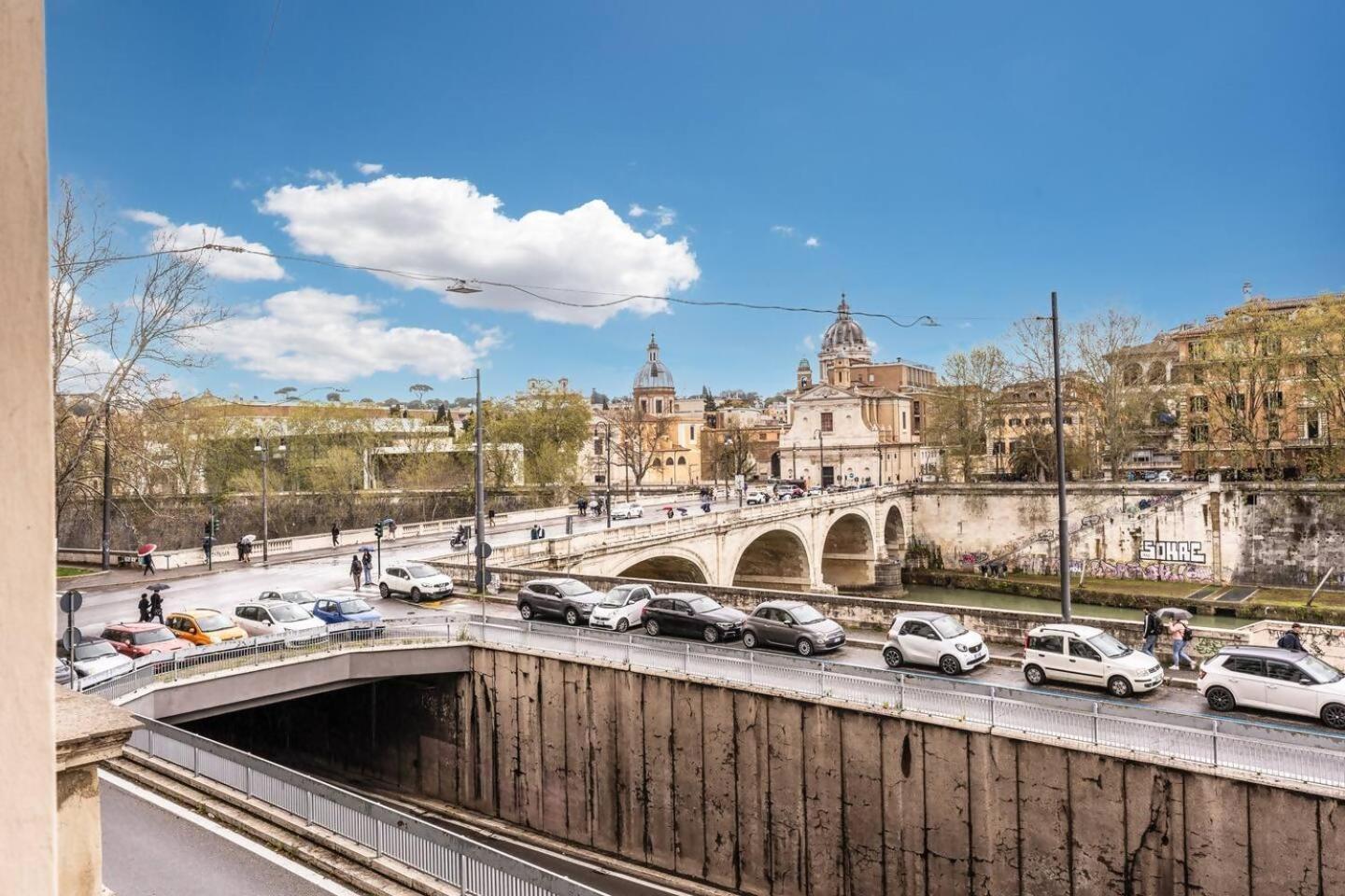 Splendid Flat On The Tiber River Рим Екстериор снимка