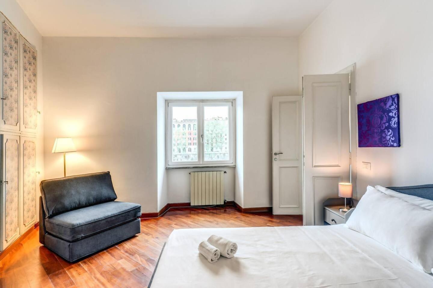Splendid Flat On The Tiber River Рим Екстериор снимка