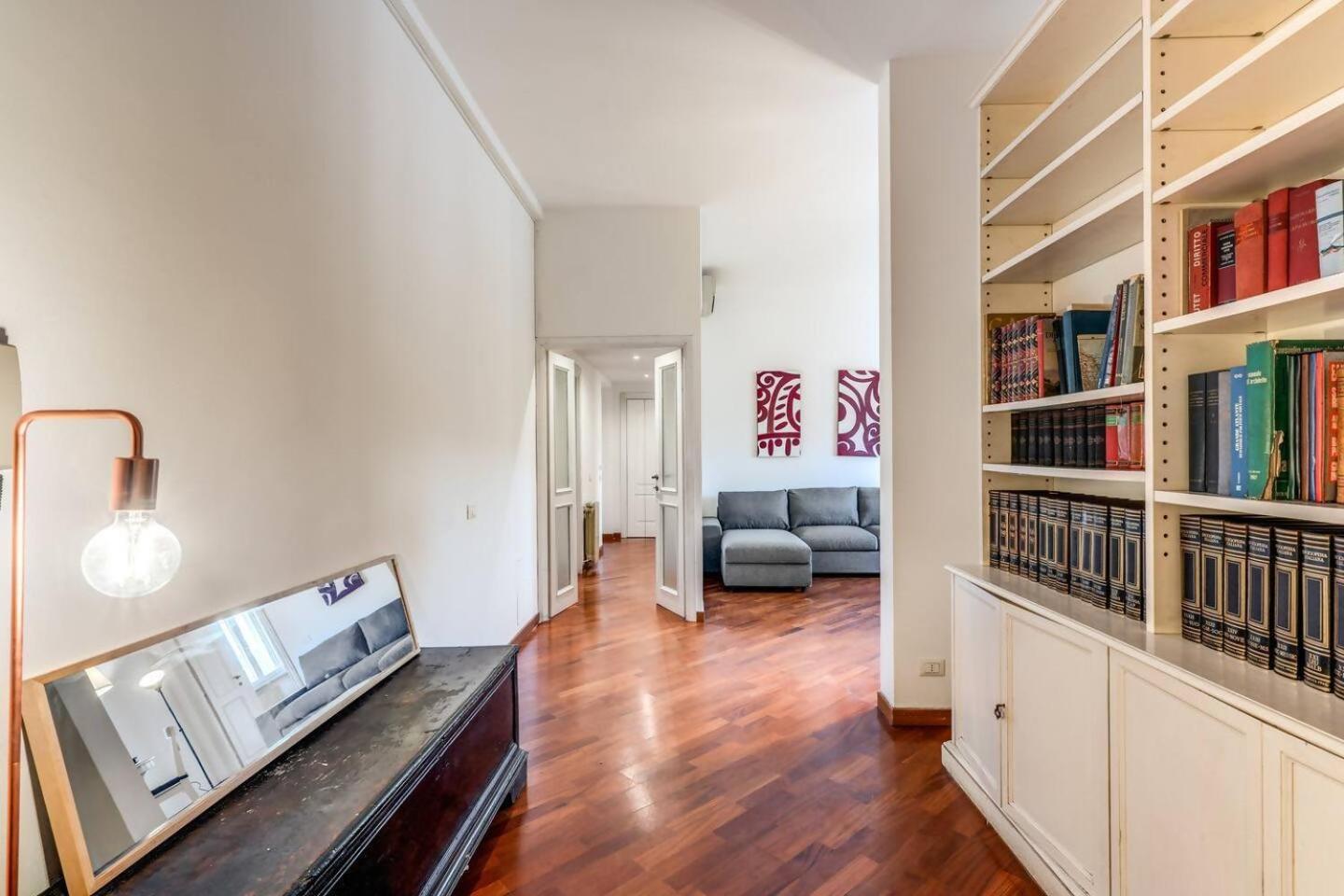 Splendid Flat On The Tiber River Рим Екстериор снимка