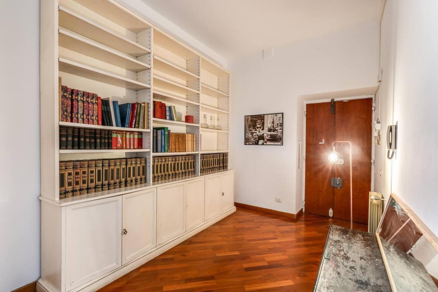 Splendid Flat On The Tiber River Рим Екстериор снимка