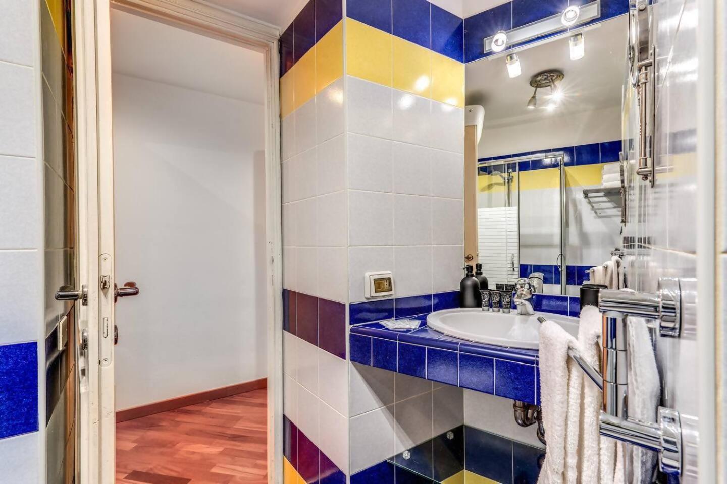 Splendid Flat On The Tiber River Рим Екстериор снимка